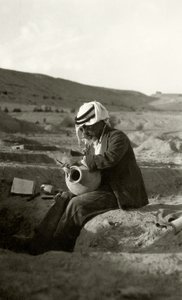 John Garstang a Gerico che studia una brocca dell